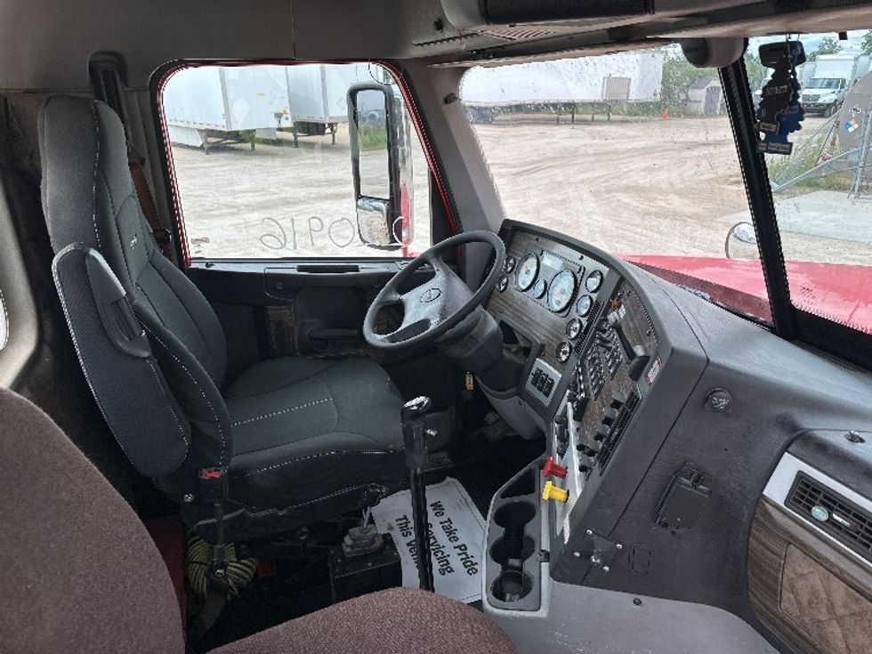 Day Cab Tractor-Heavy Duty Tractors-Freightliner-2019-D12284SD-Milwaukee-WI-374,681\n\t\tmiles-$ 89,500 - Image 14