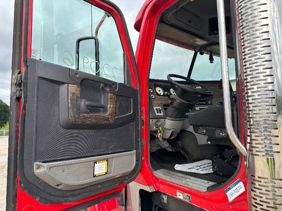Day Cab Tractor-Heavy Duty Tractors-Freightliner-2019-D12284SD-Milwaukee-WI-374,681\n\t\tmiles-$ 89,500 - Image 9