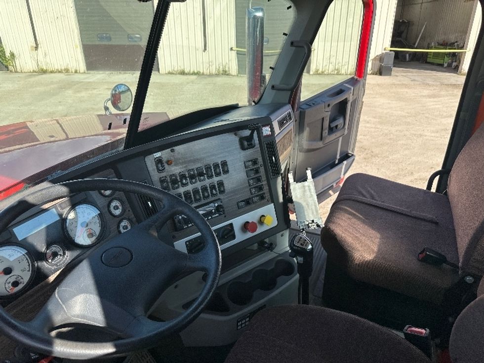 Day Cab Tractor-Heavy Duty Tractors-Freightliner-2019-D12284SD-Milwaukee-WI-397,103\n\t\tmiles-$ 88,500 - Image 10