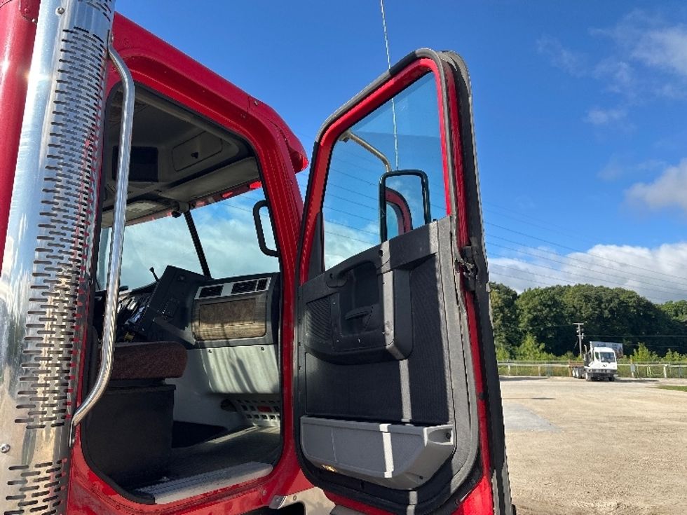 Day Cab Tractor-Heavy Duty Tractors-Freightliner-2019-D12284SD-Milwaukee-WI-397,103\n\t\tmiles-$ 88,500 - Image 12