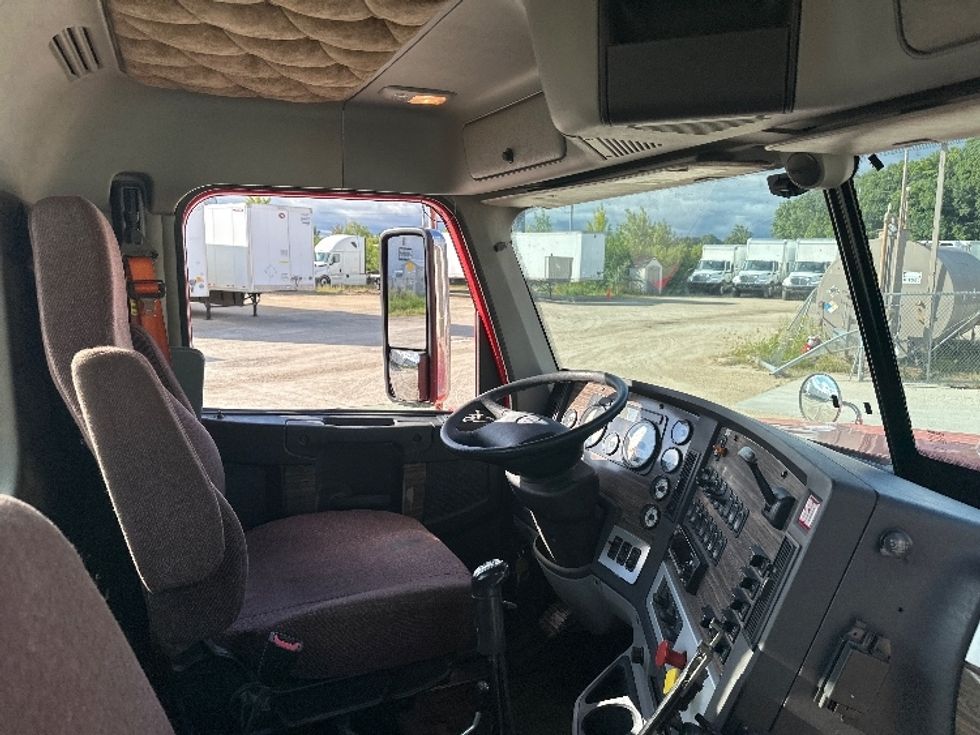 Day Cab Tractor-Heavy Duty Tractors-Freightliner-2019-D12284SD-Milwaukee-WI-397,103\n\t\tmiles-$ 88,500 - Image 14