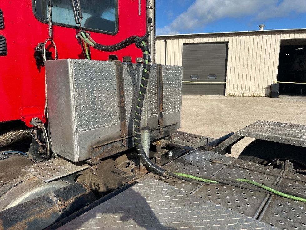 Day Cab Tractor-Heavy Duty Tractors-Freightliner-2019-D12284SD-Milwaukee-WI-397,103\n\t\tmiles-$ 88,500 - Image 17