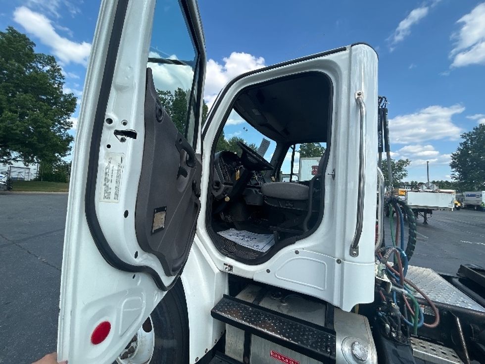 Day Cab Tractor-Heavy Duty Tractors-Freightliner-2019-M2-Concord-NC-165,670\n\t\tmiles-$ 45,750 - Image 9