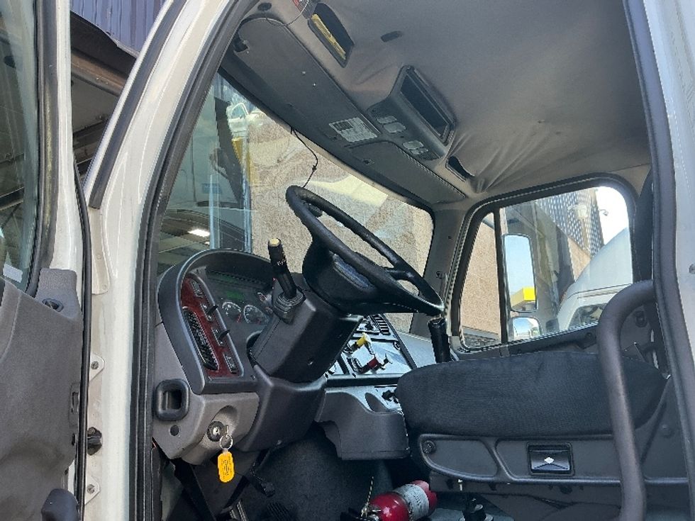 Day Cab Tractor-Heavy Duty Tractors-Freightliner-2019-M2-Fontana-CA-253,510\n\t\tmiles-$ 53,750 - Image 9