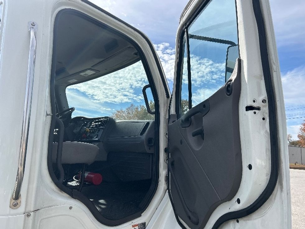 Day Cab Tractor-Heavy Duty Tractors-Freightliner-2019-M2-Jackson-TN-78,645\n\t\tmiles-$ 61,500 - Image 12