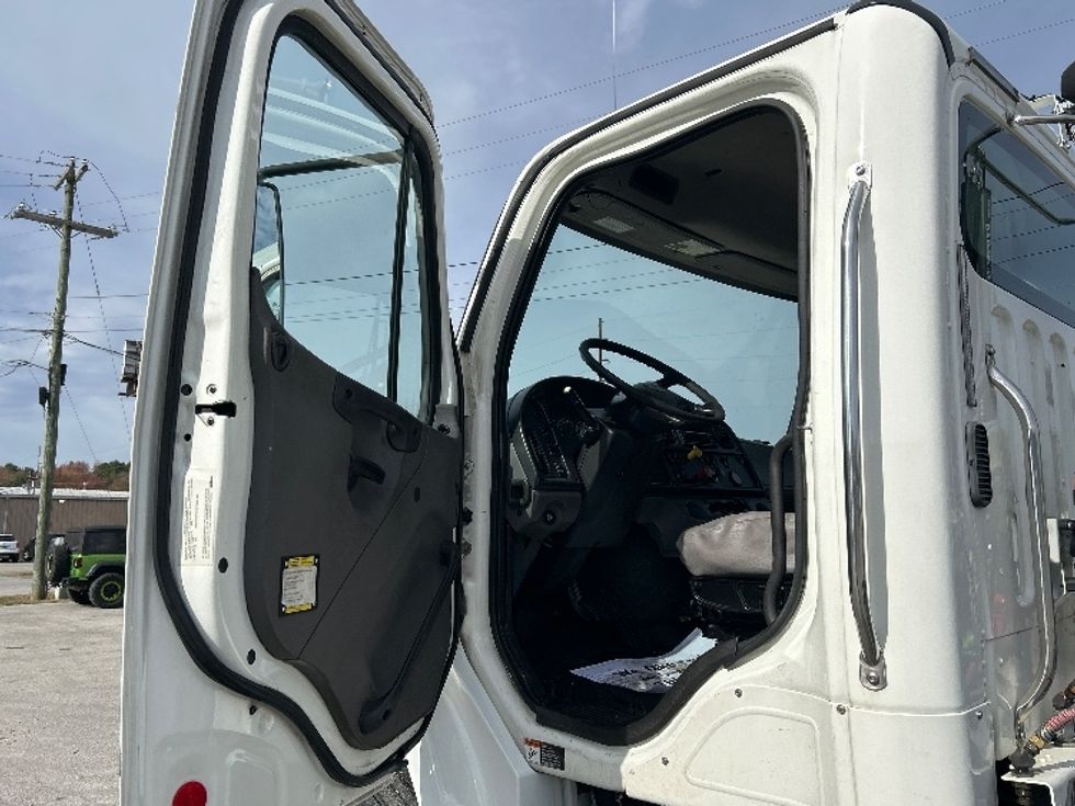 Day Cab Tractor-Heavy Duty Tractors-Freightliner-2019-M2-Jackson-TN-78,645\n\t\tmiles-$ 61,500 - Image 9