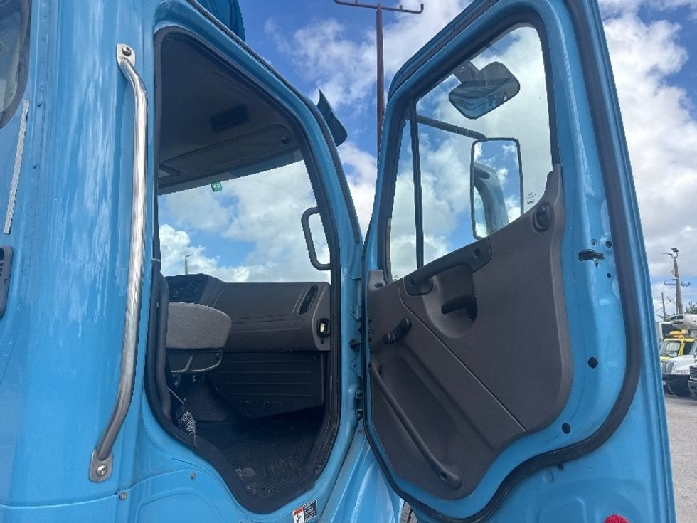 Day Cab Tractor-Heavy Duty Tractors-Freightliner-2019-M2-Medley-FL-241,836\n\t\tmiles-$ 45,500 - Image 12