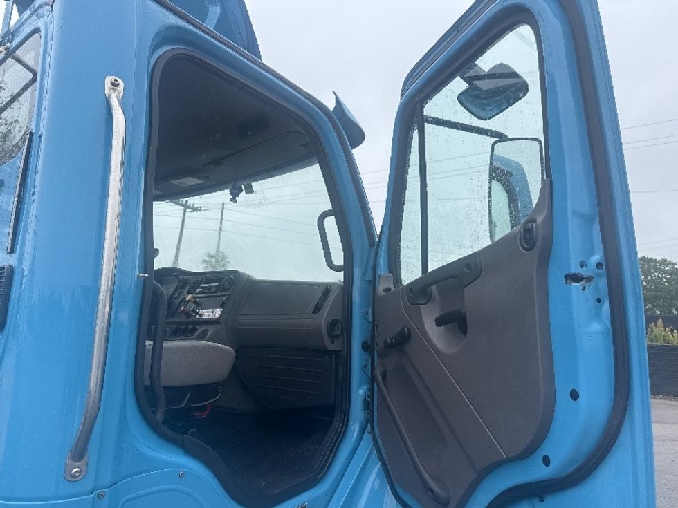Day Cab Tractor-Heavy Duty Tractors-Freightliner-2019-M2-Medley-FL-262,804\n\t\tmiles-$ 42,750 - Image 12