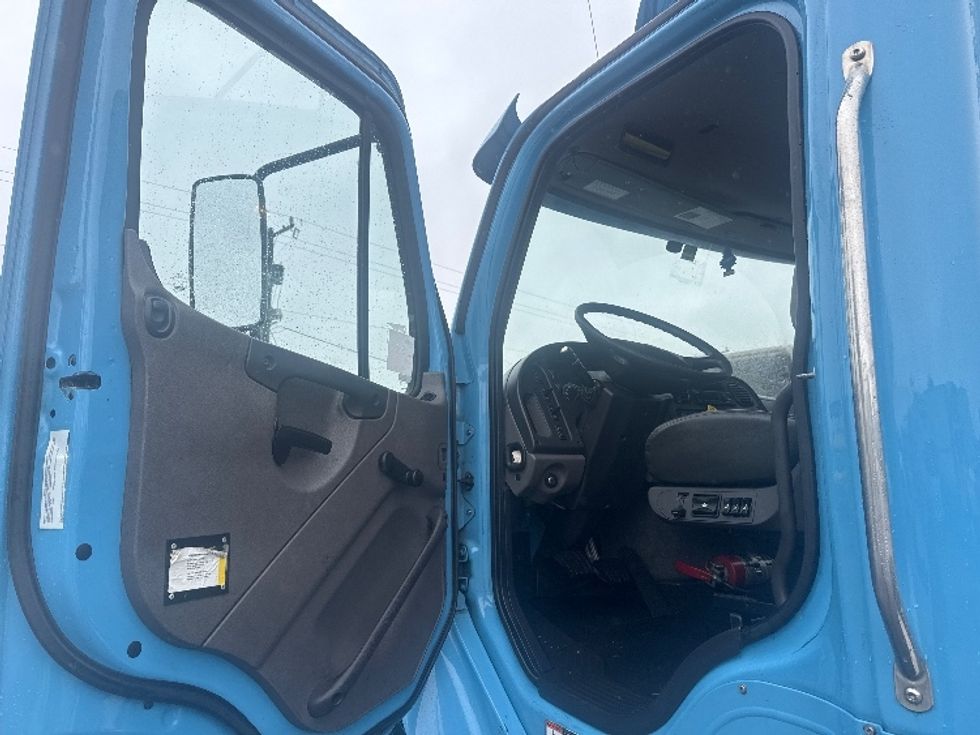 Day Cab Tractor-Heavy Duty Tractors-Freightliner-2019-M2-Medley-FL-262,804\n\t\tmiles-$ 42,750 - Image 9