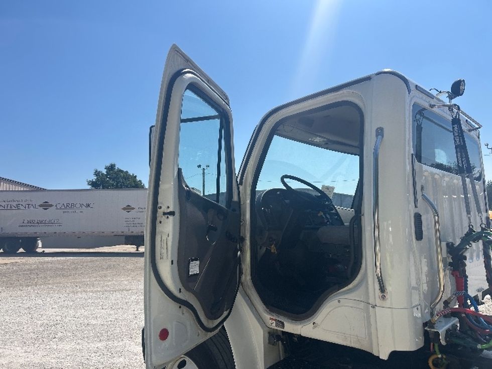 Day Cab Tractor-Heavy Duty Tractors-Freightliner-2019-M2-Moberly-MO-198,820\n\t\tmiles-$ 52,250 - Image 9