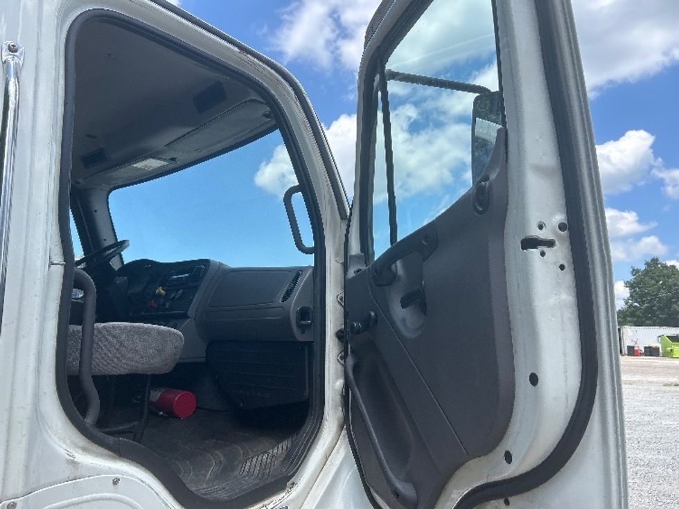 Day Cab Tractor-Heavy Duty Tractors-Freightliner-2019-M2-Moberly-MO-201,850\n\t\tmiles-$ 52,000 - Image 12