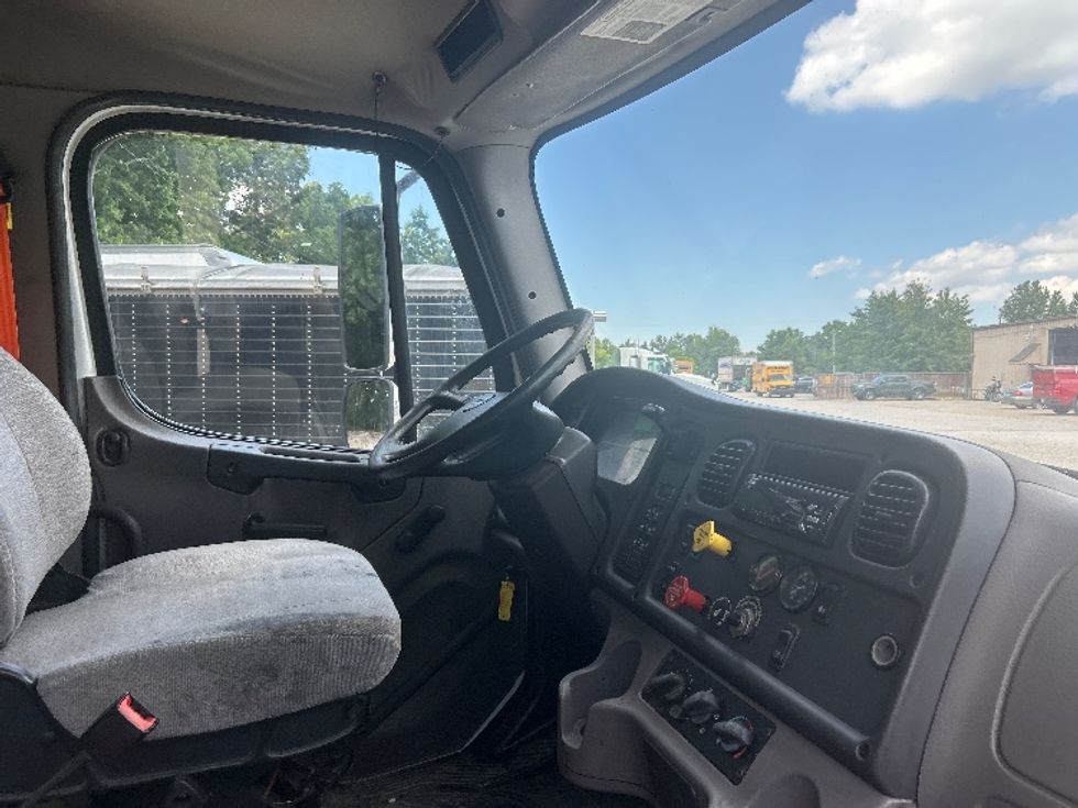 Day Cab Tractor-Heavy Duty Tractors-Freightliner-2019-M2-Moberly-MO-201,850\n\t\tmiles-$ 52,000 - Image 14