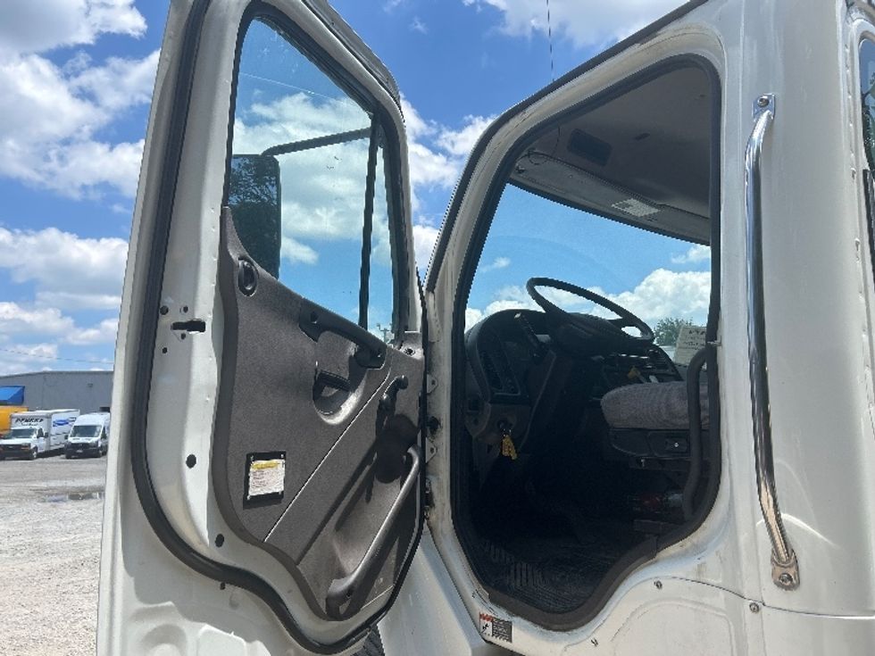 Day Cab Tractor-Heavy Duty Tractors-Freightliner-2019-M2-Moberly-MO-201,850\n\t\tmiles-$ 52,000 - Image 9
