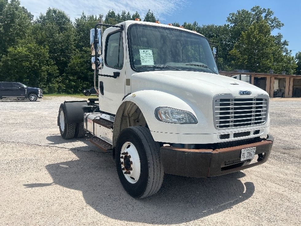 Day Cab Tractor-Heavy Duty Tractors-Freightliner-2019-M2-Poplar Bluff-MO-178,743\n\t\tmiles-$ 55,750 - Image 1