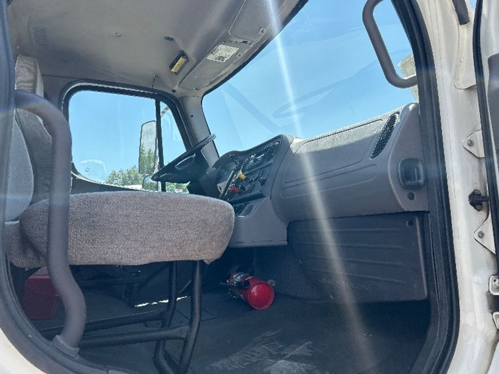Day Cab Tractor-Heavy Duty Tractors-Freightliner-2019-M2-Poplar Bluff-MO-178,743\n\t\tmiles-$ 55,750 - Image 12