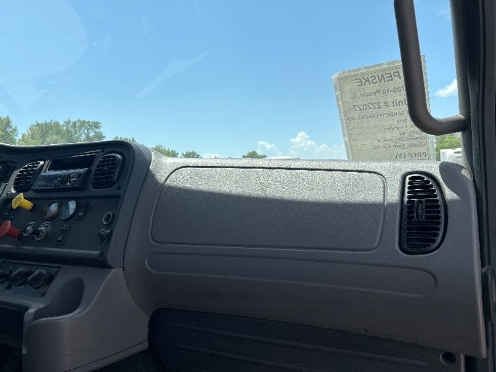 Day Cab Tractor-Heavy Duty Tractors-Freightliner-2019-M2-Poplar Bluff-MO-178,743\n\t\tmiles-$ 55,750 - Image 13