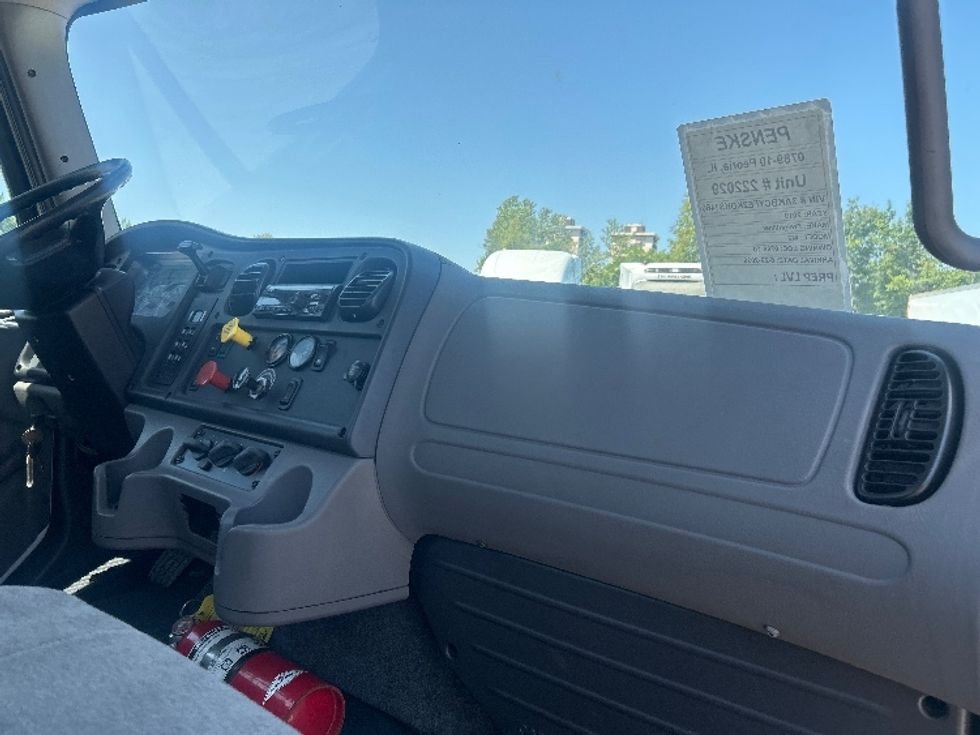 Day Cab Tractor-Heavy Duty Tractors-Freightliner-2019-M2-Poplar Bluff-MO-198,291\n\t\tmiles-$ 55,000 - Image 12