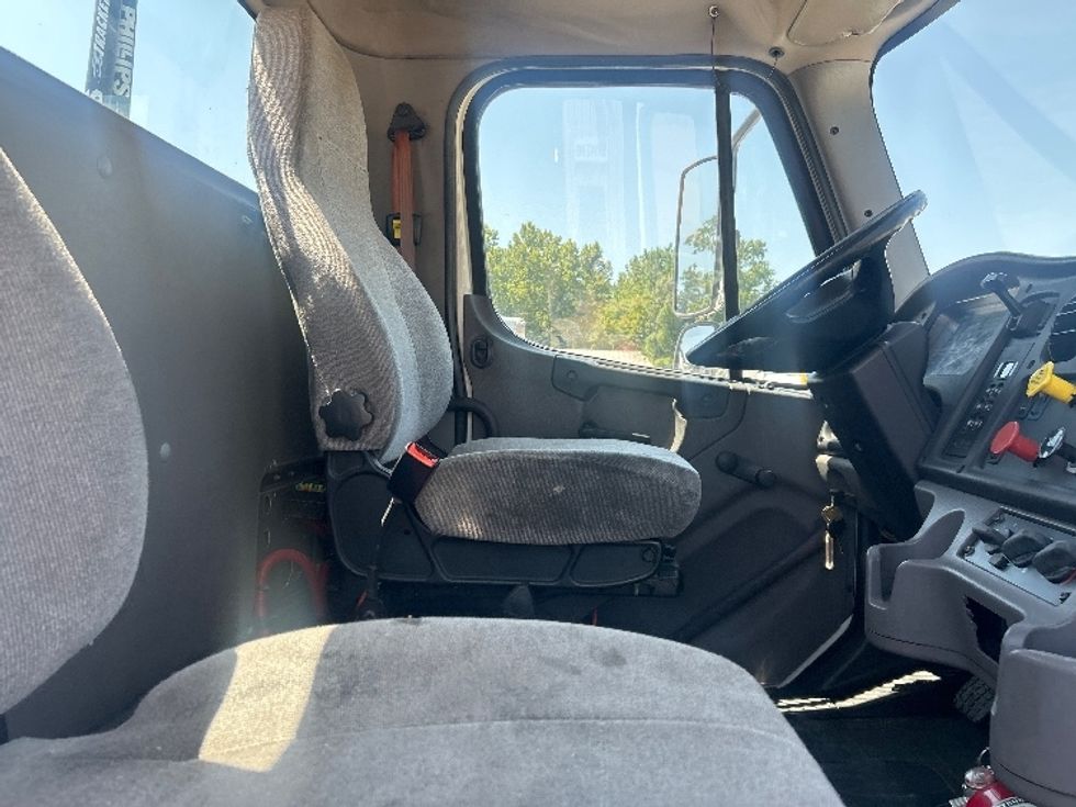 Day Cab Tractor-Heavy Duty Tractors-Freightliner-2019-M2-Poplar Bluff-MO-198,291\n\t\tmiles-$ 55,000 - Image 13