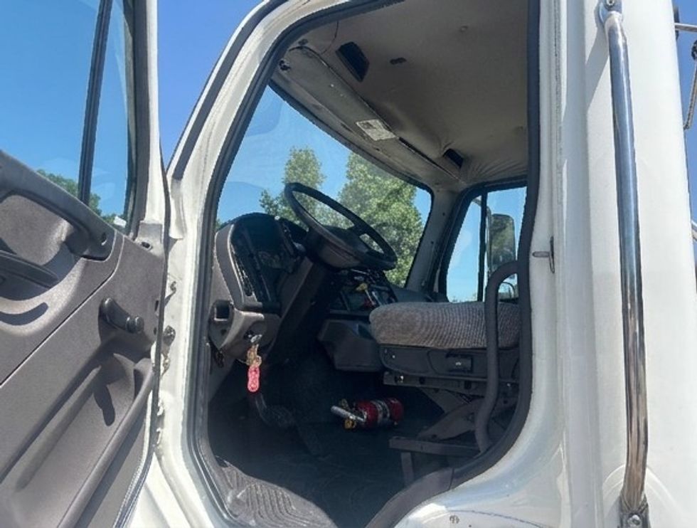Day Cab Tractor-Heavy Duty Tractors-Freightliner-2019-M2-Poplar Bluff-MO-198,291\n\t\tmiles-$ 55,000 - Image 9