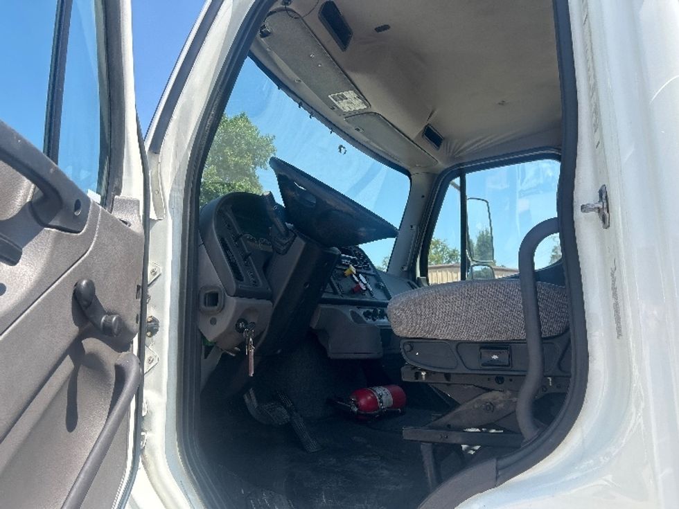 Day Cab Tractor-Heavy Duty Tractors-Freightliner-2019-M2-Poplar Bluff-MO-206,604\n\t\tmiles-$ 54,000 - Image 9