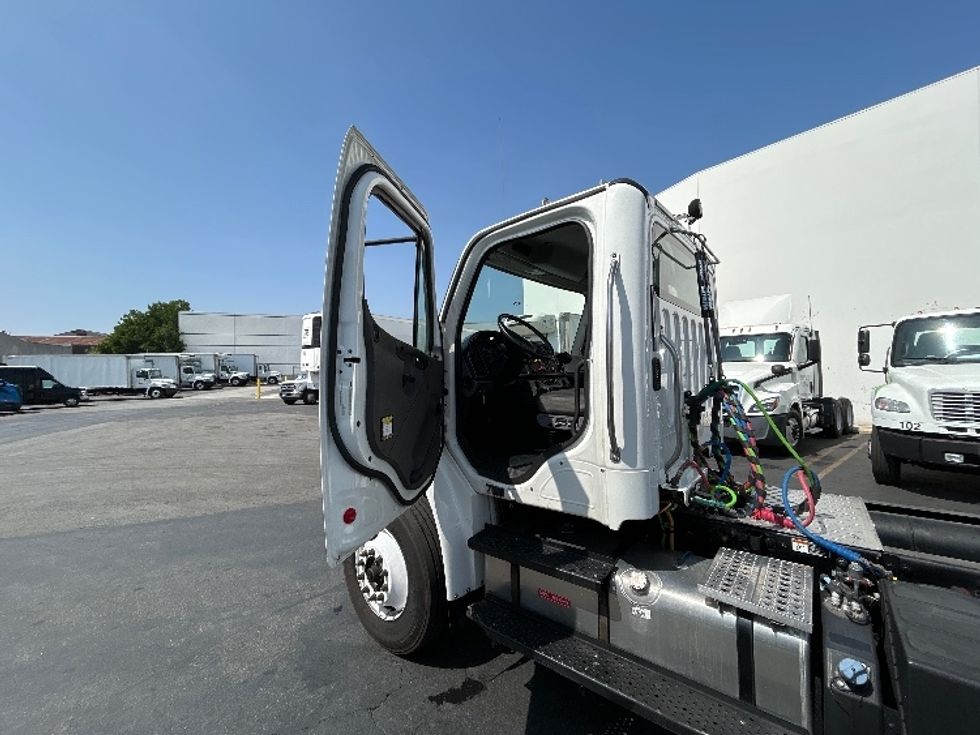 Day Cab Tractor-Heavy Duty Tractors-Freightliner-2019-M2-Torrance-CA-148,640\n\t\tmiles-$ 55,750 - Image 9