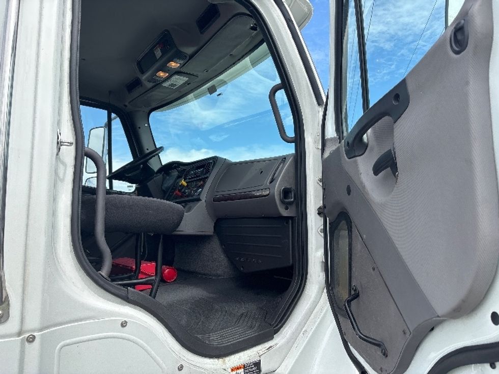 Day Cab Tractor-Heavy Duty Tractors-Freightliner-2019-M2-West Sacramento-CA-140,787\n\t\tmiles-$ 58,000 - Image 12