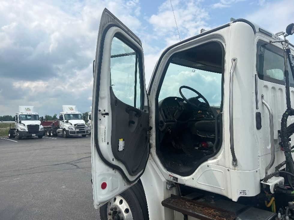 Day Cab Tractor-Heavy Duty Tractors-Freightliner-2019-M2-Windsor-WI-193,025\n\t\tmiles-$ 51,000 - Image 9