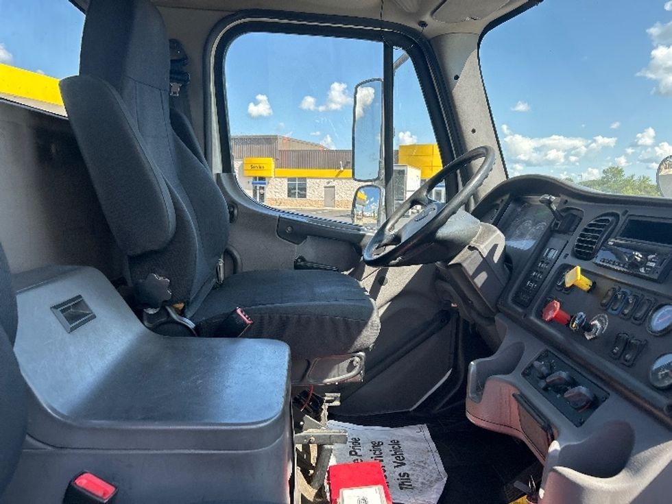 Day Cab Tractor-Heavy Duty Tractors-Freightliner-2019-M2-Windsor-WI-214,920\n\t\tmiles-$ 49,750 - Image 14