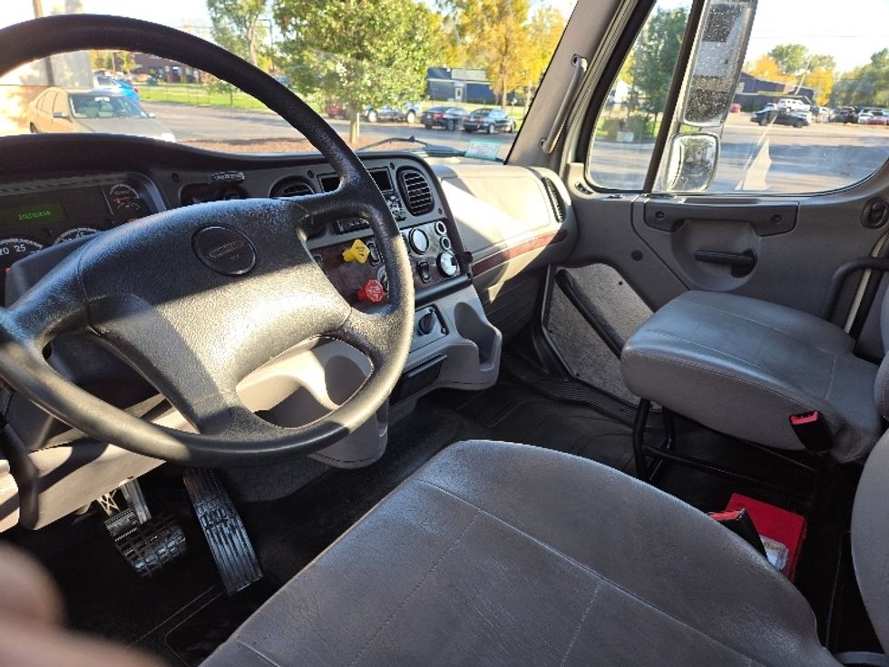Day Cab Tractor-Heavy Duty Tractors-Freightliner-2019-M2-Ypsilanti-MI-141,120\n\t\tmiles-$ 54,500 - Image 10