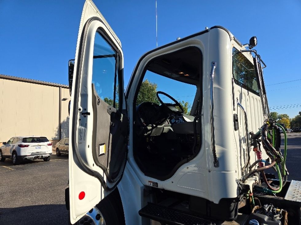 Day Cab Tractor-Heavy Duty Tractors-Freightliner-2019-M2-Ypsilanti-MI-141,120\n\t\tmiles-$ 54,500 - Image 9