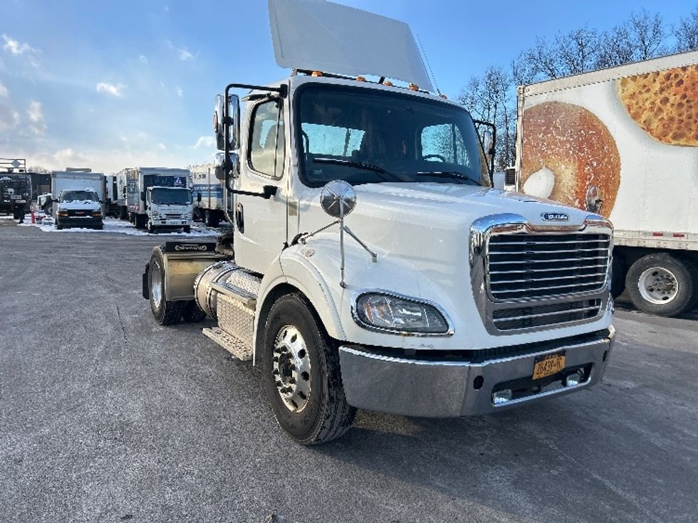 Day Cab Tractor-Heavy Duty Tractors-Freightliner-2019-M211242S-Liverpool-NY-100,778\n\t\tmiles-$ 21,000 - Image 1