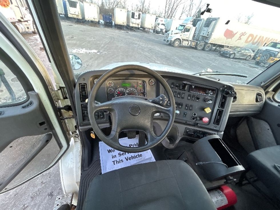 Day Cab Tractor-Heavy Duty Tractors-Freightliner-2019-M211242S-Liverpool-NY-100,778\n\t\tmiles-$ 21,000 - Image 11