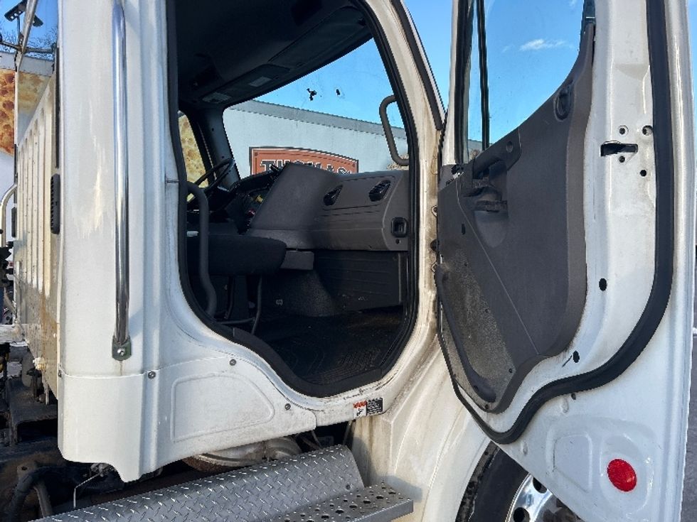 Day Cab Tractor-Heavy Duty Tractors-Freightliner-2019-M211242S-Liverpool-NY-100,778\n\t\tmiles-$ 21,000 - Image 12