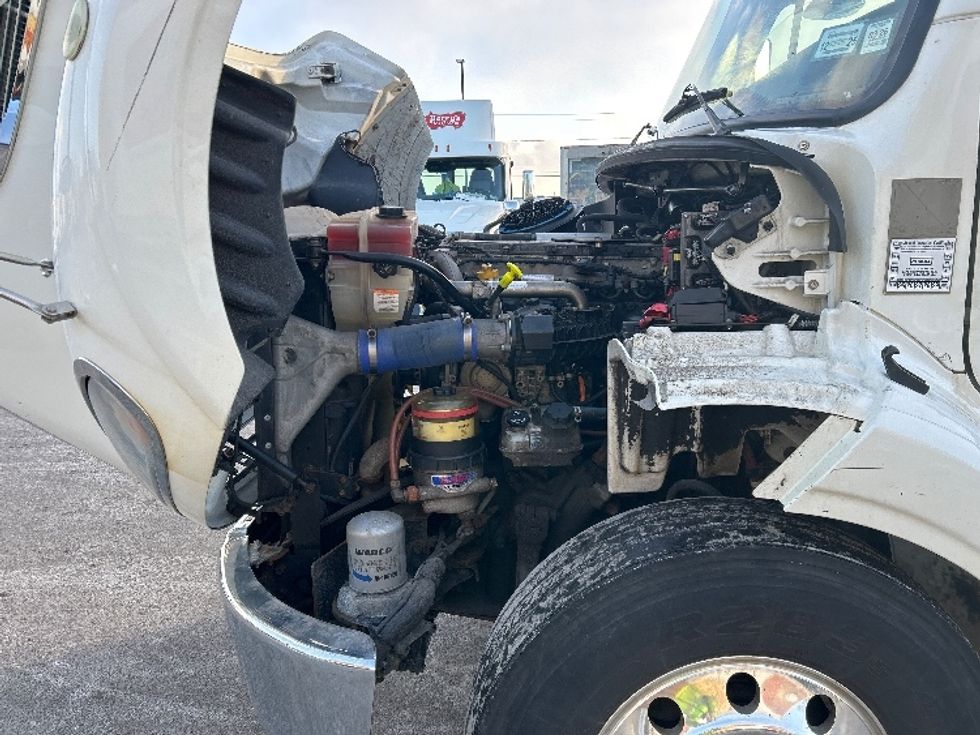 Day Cab Tractor-Heavy Duty Tractors-Freightliner-2019-M211242S-Liverpool-NY-100,778\n\t\tmiles-$ 21,000 - Image 16
