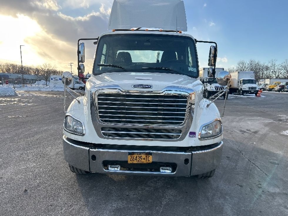 Day Cab Tractor-Heavy Duty Tractors-Freightliner-2019-M211242S-Liverpool-NY-100,778\n\t\tmiles-$ 21,000 - Image 2