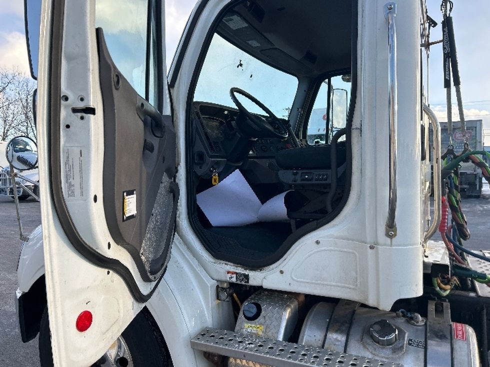 Day Cab Tractor-Heavy Duty Tractors-Freightliner-2019-M211242S-Liverpool-NY-100,778\n\t\tmiles-$ 21,000 - Image 9