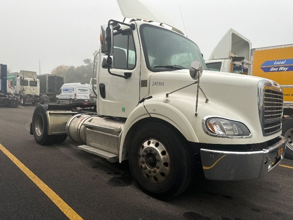 Day Cab Tractor-Heavy Duty Tractors-Freightliner-2019-M211242S-Liverpool-NY-111,443\n\t\tmiles-$ 43,750 - Image 1