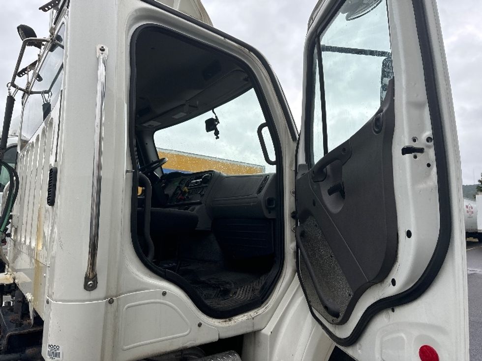 Day Cab Tractor-Heavy Duty Tractors-Freightliner-2019-M211242S-Liverpool-NY-111,443\n\t\tmiles-$ 43,750 - Image 12