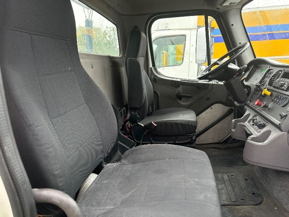 Day Cab Tractor-Heavy Duty Tractors-Freightliner-2019-M211242S-Liverpool-NY-111,443\n\t\tmiles-$ 43,750 - Image 14