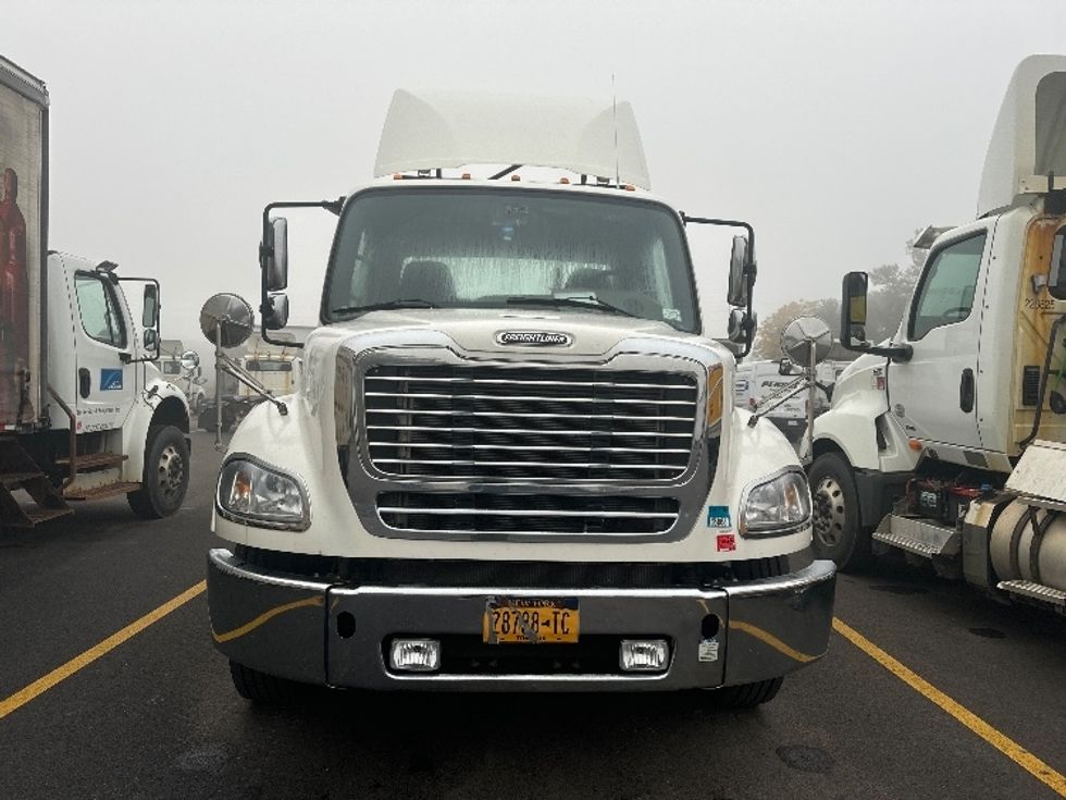 Day Cab Tractor-Heavy Duty Tractors-Freightliner-2019-M211242S-Liverpool-NY-111,443\n\t\tmiles-$ 43,750 - Image 2