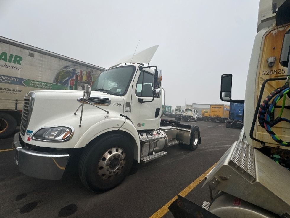 Day Cab Tractor-Heavy Duty Tractors-Freightliner-2019-M211242S-Liverpool-NY-111,443\n\t\tmiles-$ 43,750 - Image 4