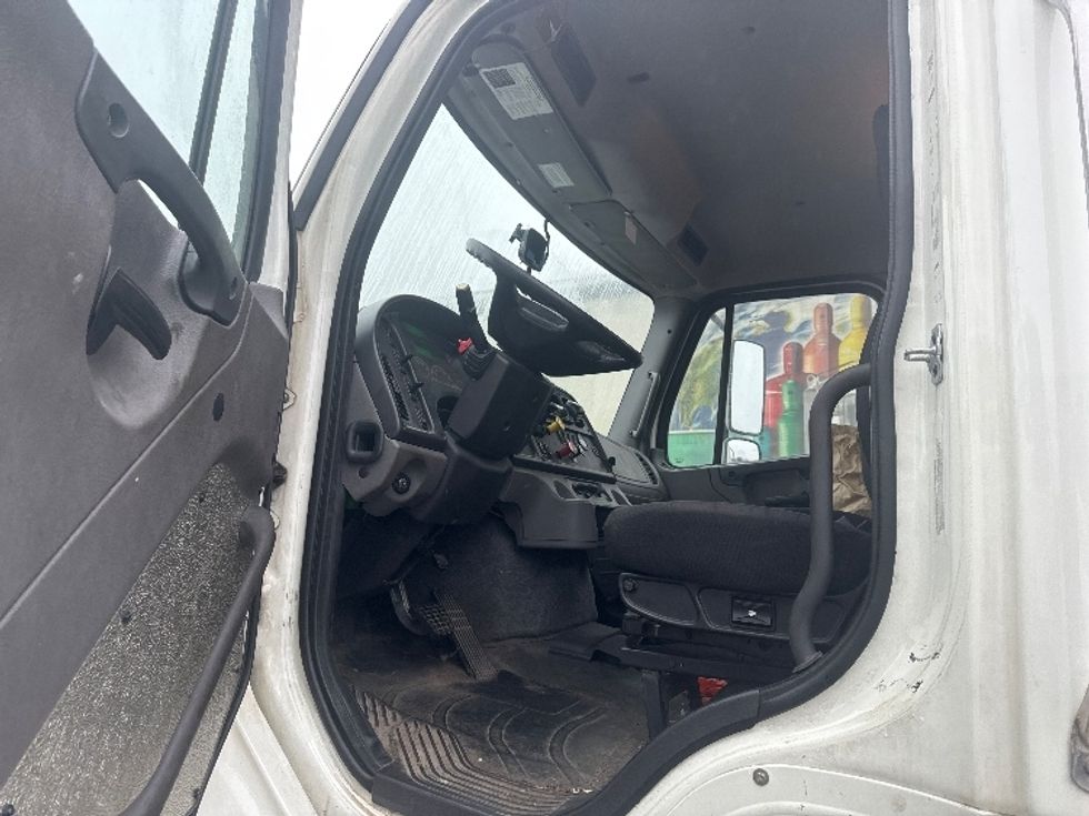 Day Cab Tractor-Heavy Duty Tractors-Freightliner-2019-M211242S-Liverpool-NY-111,443\n\t\tmiles-$ 43,750 - Image 9