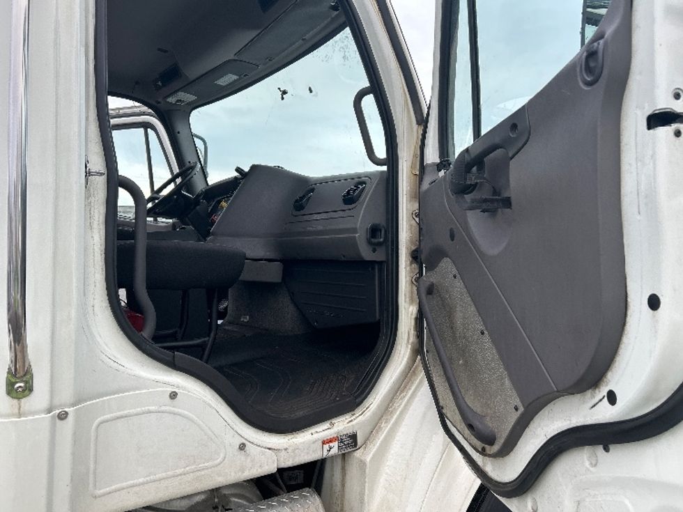 Day Cab Tractor-Heavy Duty Tractors-Freightliner-2019-M211242S-Liverpool-NY-92,273\n\t\tmiles-$ 21,000 - Image 12