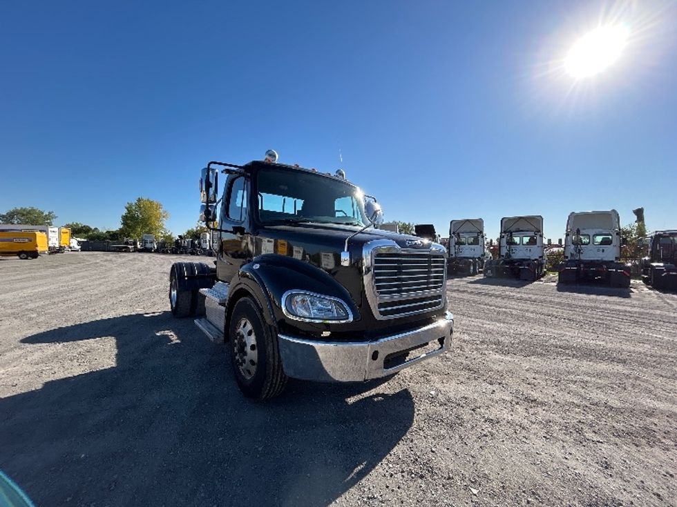 Day Cab Tractor-Heavy Duty Tractors-Freightliner-2019-M211242S-Montreal-PQ-151,058\n\t\tkm-$ 21,750 - Image 1