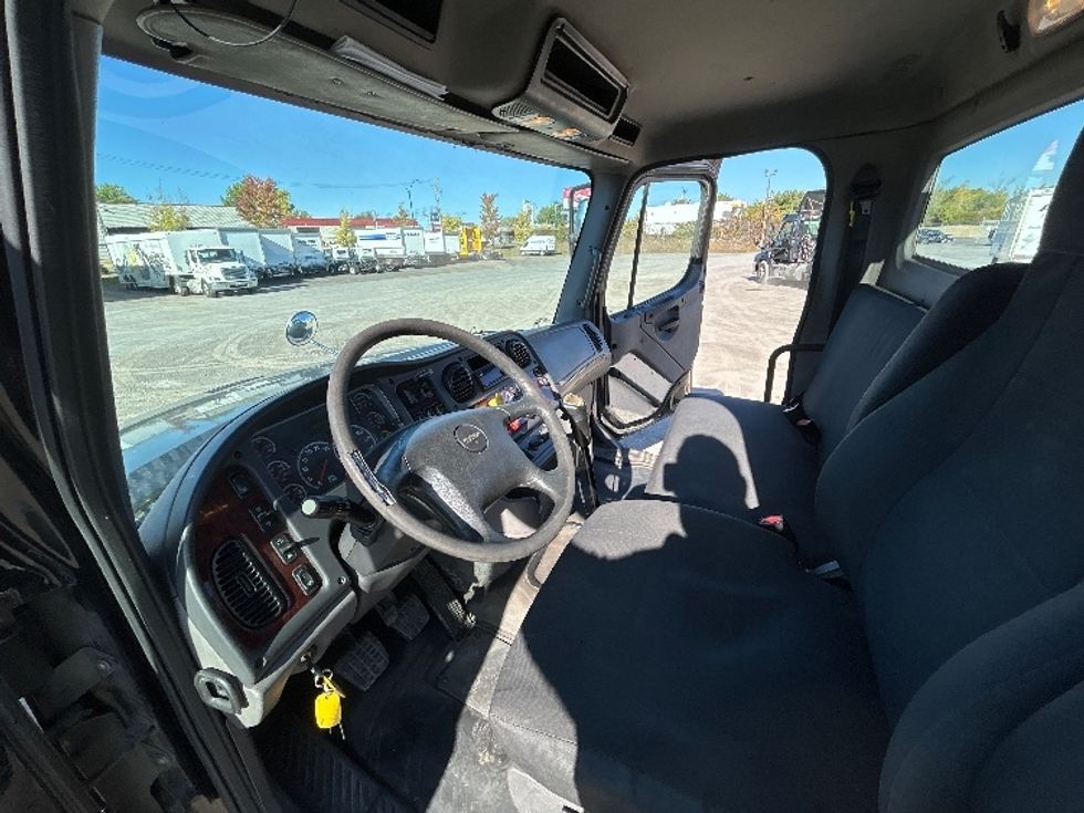 Day Cab Tractor-Heavy Duty Tractors-Freightliner-2019-M211242S-Montreal-PQ-151,058\n\t\tkm-$ 21,750 - Image 10