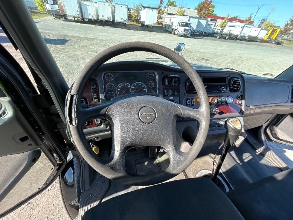 Day Cab Tractor-Heavy Duty Tractors-Freightliner-2019-M211242S-Montreal-PQ-151,058\n\t\tkm-$ 21,750 - Image 11