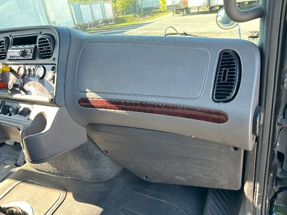 Day Cab Tractor-Heavy Duty Tractors-Freightliner-2019-M211242S-Montreal-PQ-151,058\n\t\tkm-$ 21,750 - Image 13