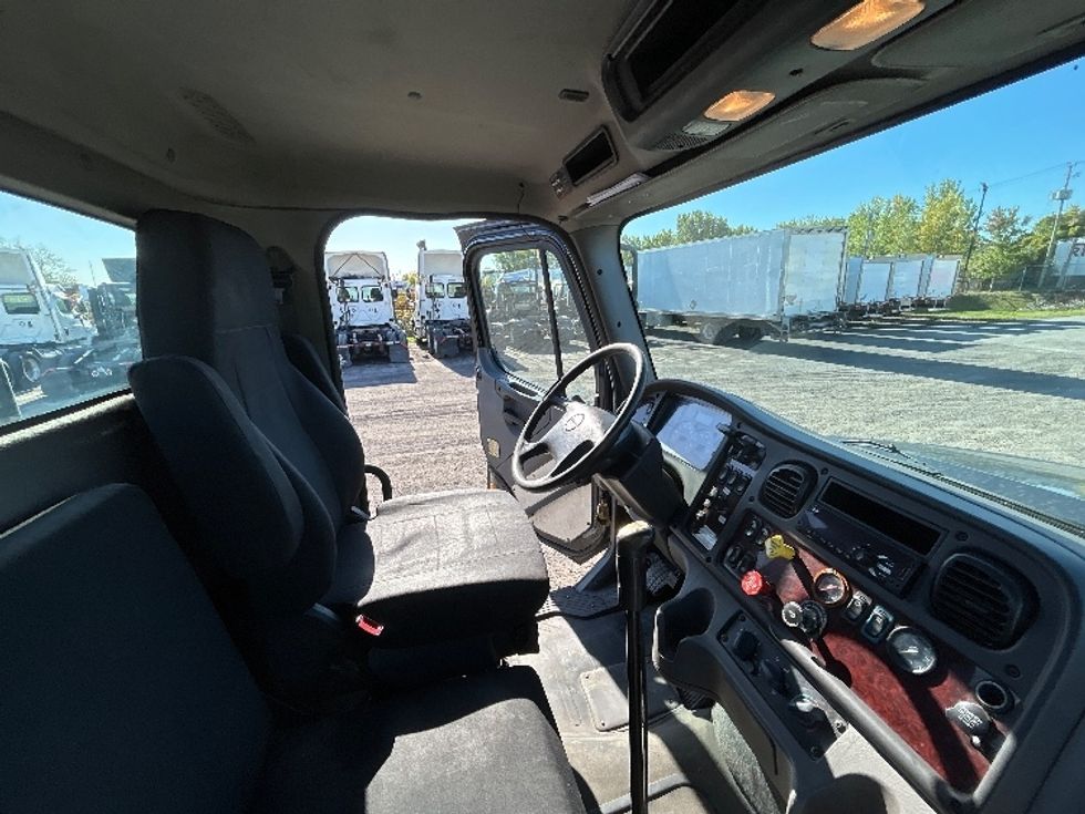 Day Cab Tractor-Heavy Duty Tractors-Freightliner-2019-M211242S-Montreal-PQ-151,058\n\t\tkm-$ 21,750 - Image 14