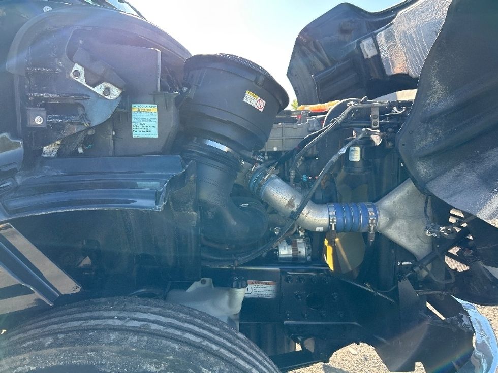 Day Cab Tractor-Heavy Duty Tractors-Freightliner-2019-M211242S-Montreal-PQ-151,058\n\t\tkm-$ 21,750 - Image 15