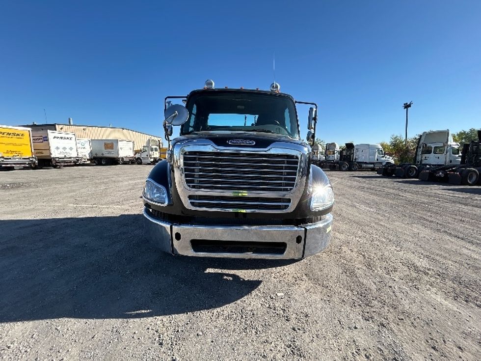 Day Cab Tractor-Heavy Duty Tractors-Freightliner-2019-M211242S-Montreal-PQ-151,058\n\t\tkm-$ 21,750 - Image 2